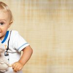 Bébé et son doudou