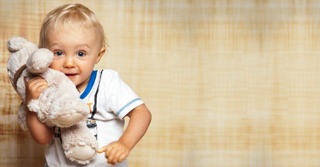 Bébé et son doudou